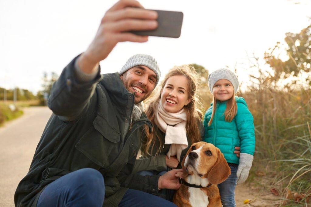family with beagle