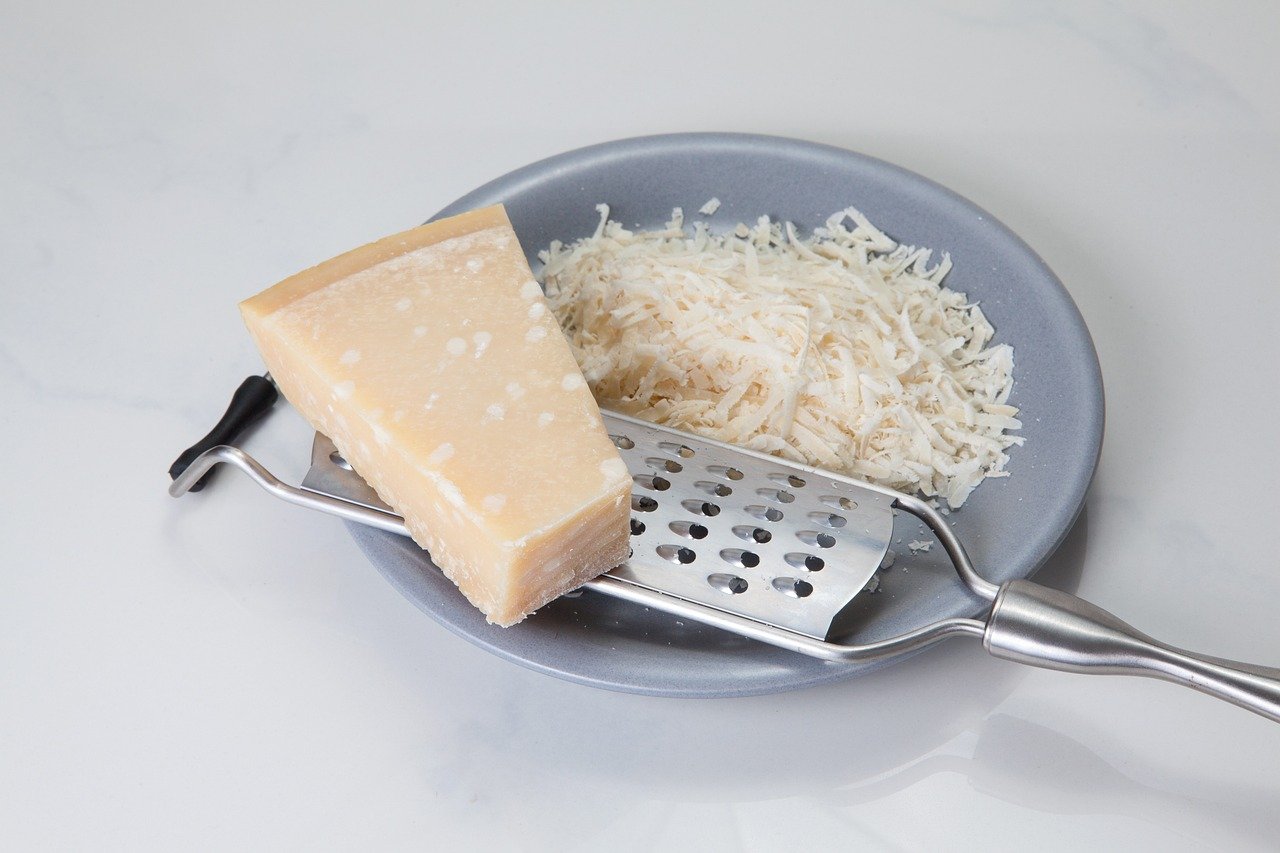 Sprinkle of Parmesan Cheese: Irresistible Aroma (image credits: pixabay)