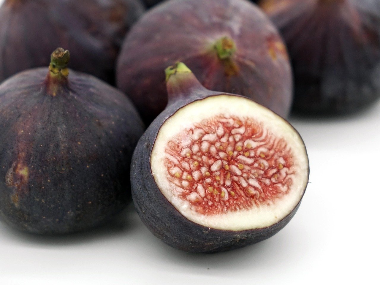 Nutritional Benefits of Figs for Dogs (image credits: pixabay)