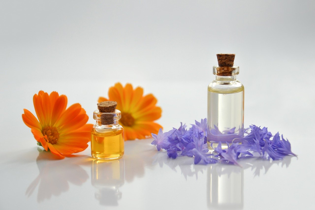 Essential Oils and Diffusers (image credits: pixabay)