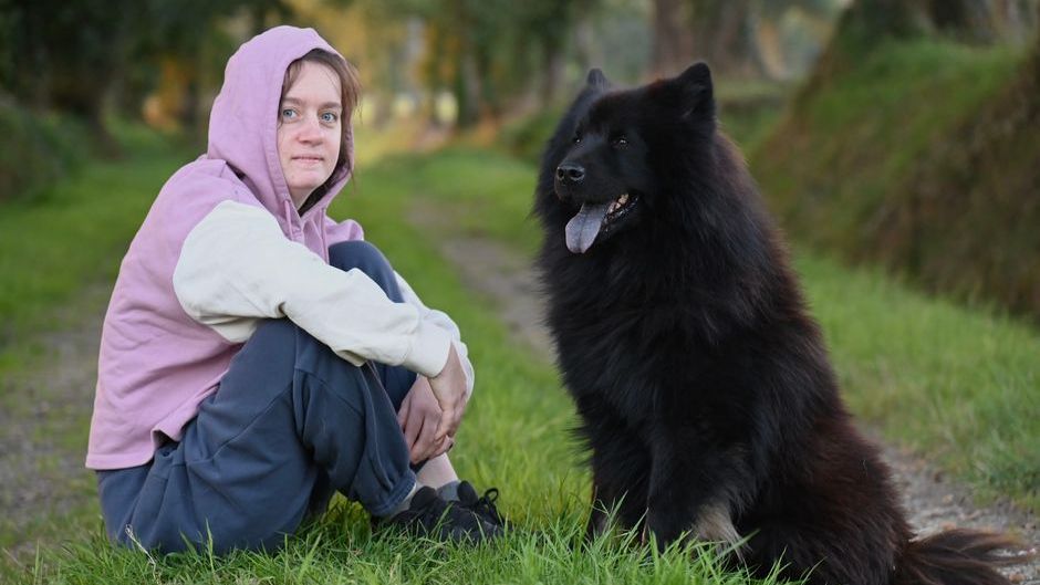 9 Things Dogs Do When They're Trying to Tell You That Someone in the House is Lying