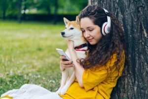 8 Things Dogs Notice About Visitors Before You Do