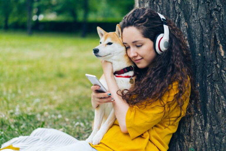 8 Things Dogs Notice About Visitors Before You Do